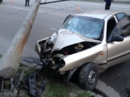 Утреннее ДТП на Набережной: водитель на Daewoo Sens сбил столб (ФОТО)