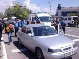 В Мариуполе митингующие пытались устроить самосуд над водителем авто (ВИДЕО)