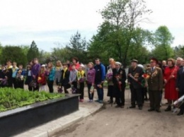 Вчера в Красноармейске (Покровске) школьников, почитавших на кладбище погибших, ударил тепловой удар