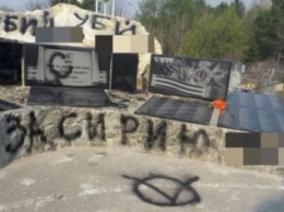 "За Сирию!": в РФ черной краской расписали памятник погибшим пилотам Су-24