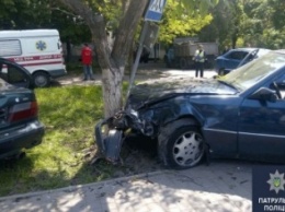 В Одессе на Таирова в аврии пострадали знак, дерево и две пассажирки