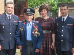 Кировоградские полицейские вручили награду и подарки коллеге-фронтовику