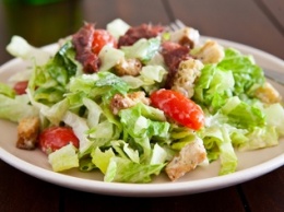 Классический салат «Цезарь» с курицей - простой рецепт