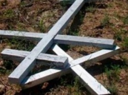 Житель Сумщины отсидит более 4 лет в тюрьме за вандализм на кладбище