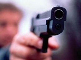 В Ужгороде мужчина угрожал пистолетом прохожему