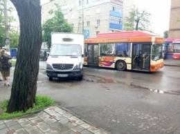 Опасный рейс: В Кривом Роге в автобус въехал грузовик (фото)