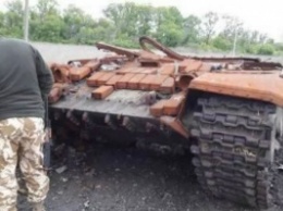 В зоне АТО нашли подбитый российский танк и склад боеприпасов (фото)