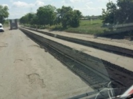 Ужасный участок трассы "Одесса-Рени" начали ремонтировать (ФОТО)