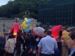 Криворожане поздравили Надежду Савченко на Почтовой площади в Киеве (ФОТО)