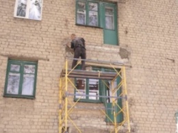 В Красноармейске (Покровске) занялись демонтажем аварийных балконов музыкальной школы