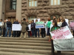 Под Киевсоветом против застройки митингуют 100 активистов (ФОТО)