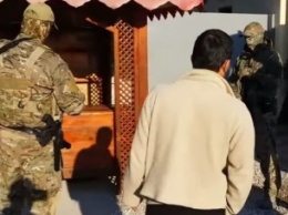 В Бахчисарае вооруженные силовики проводят обыски