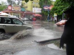 Дороги Мариуполя тонут в воде (ФОТОРЕПОРТАЖ)