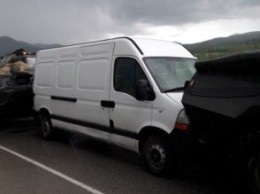 «Военный бутерброд»: Микроавтобус оказался зажат между двумя БТР на трассе Симферополь-Феодосия (ФОТО, ВИДЕО)