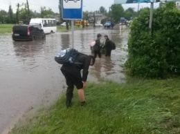 Николаев на воде: горожанам приходится плавать по улицам из-за забитых ливневок