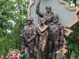 Главари "ЛНР" впали в очередной маразм: в оккупированном Луганске открыт памятник "защитникам" Родины, которой нет