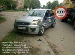 ДТП под Киевом: водитель не пропустил автокран и попал в реанимацию