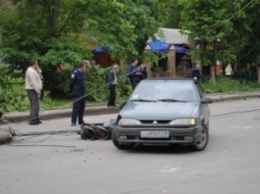 На месте столба, который вчера чуть не разбил машину, поставили новый