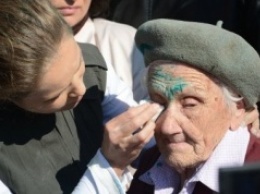 СМИ: в Славянске умерла ветеран, которую облили зеленкой в День Победы