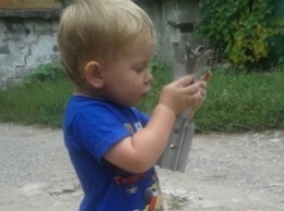 Минное детство на Донбассе. СММ ОБСЕ увидела, как ребенок играл с остатками ракет и минометов