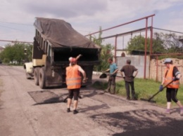 В Покровске (Красноармейске) целую неделю погода мешала приступить к ремонту дорог, но он стартовал