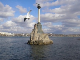 В Севастополе итальянским сенаторам вручили сторублевки с видами Крыма