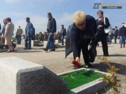 На кладбище под Запорожьем почтили память неизвестных бойцов, погибших в зоне АТО