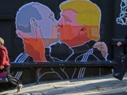 Фреска со страстным поцелуем Путина и Трампа появилась на стене дома в Литве