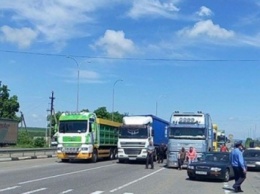 Трассу "Одесса-Киев" заблокировали фурами