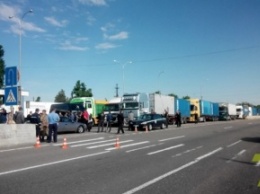 Дальнобойщики заблокировали трассу Киев-Одесса (фото)