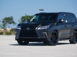 Lexus LX 570 обтянули глянцевой черной пленкой