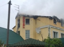 На Киевщине загорелся гостиничный комплекс