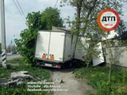 ДТП в Хмельницкой области: парень украл служебную машину и разбил ее