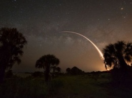 NASA опубликовало уникальное фото запуска Falcon 9 на фоне Млечного пути и Марса