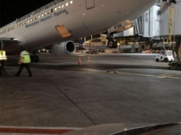 В Тель-Авиве самолет МАУ сел на хвост во время высадки пассажиров
