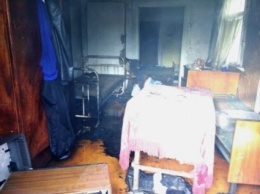 Пожарные спасли 4-х человек из пылающего деревянного здания (фото)