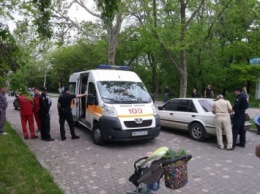 В пешеходной зоне одесского парка машина сбила коляску с ребенком (фото)