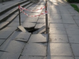 В центре города провалился тротуар (фото)