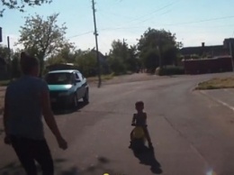 Сеть шокировал двухлетний мальчик, который играл посреди автомагистрали в Одесской области (ВИДЕО)