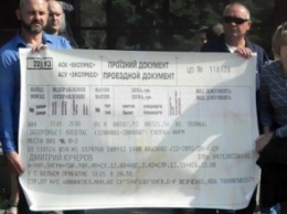 Запорожские предприниматели принесли одному из главных налоговиков области огромный билет до Киева
