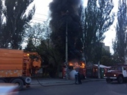 В сети появилось видео пылающего киоска, который сгорел вчера в Запорожье