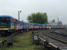 В Киеве разрисованный состав метро вышел на "красную линию" (ФОТО)