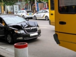 Авария в Кировограде: легковой автомобиль врезался в маршрутку. ФОТО