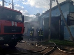 В Лисичанске горел частный дом с СТО