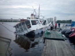 В Киеве на Оболонской набережной затонул катер (ФОТО)