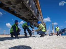 Строители Крымского моста начали возводить опоры на морских участках (ФОТО)