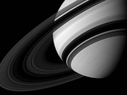 NASA опубликовало снимок "создавшего" кольцо Сатурна спутника