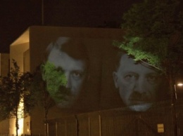На посольстве Турции в Берлине появился портрет Эрдогана в образе Гитлера