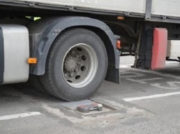 На Днепропетровщине начали взвешивать грузовики, чтобы избежать повреждения дорог