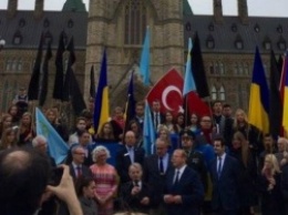 Джемилев почтил память жертв геноцида крымскотатарского народа на митинге под парламентом Канады